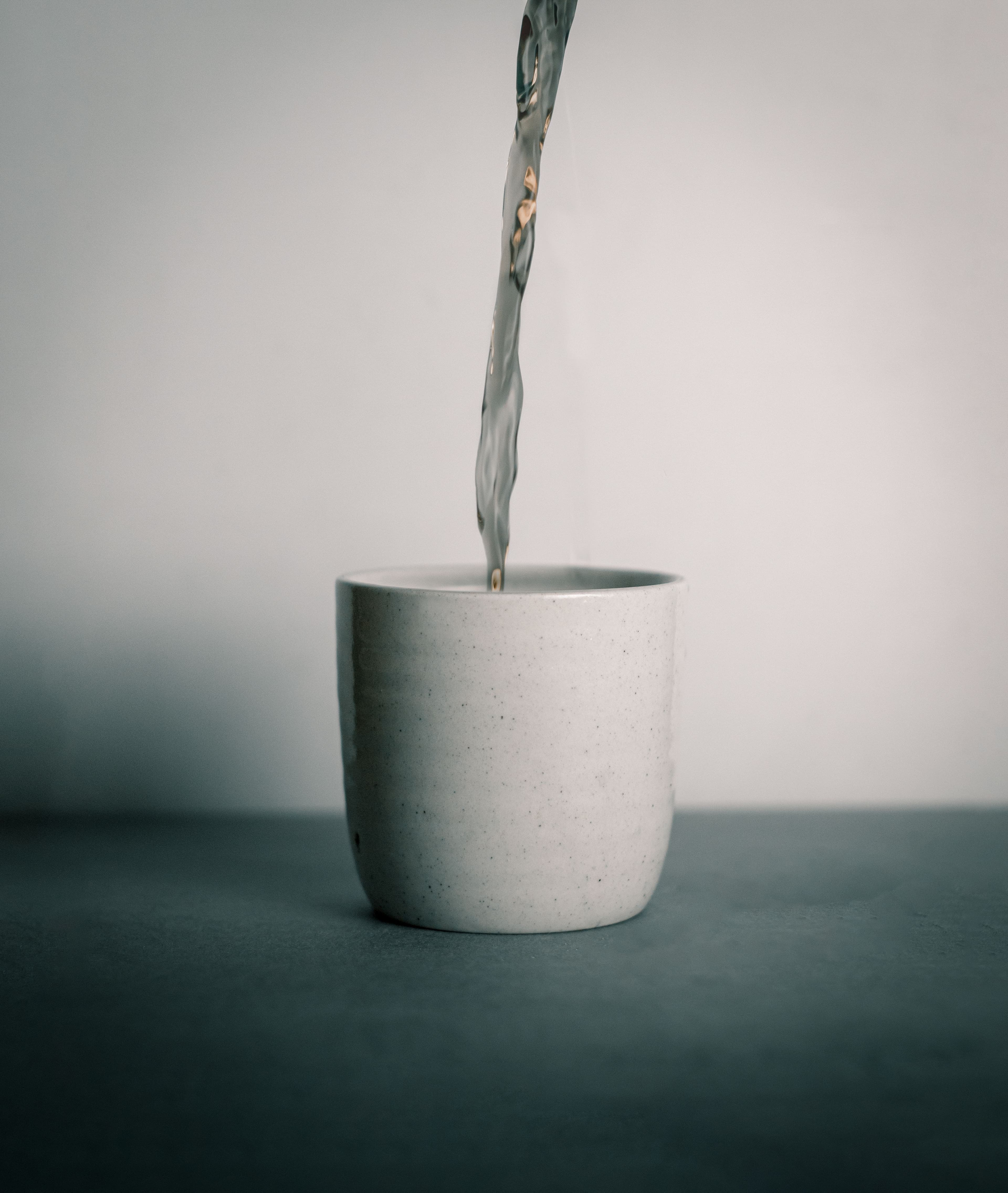 Eau versée dans une tasse en céramique