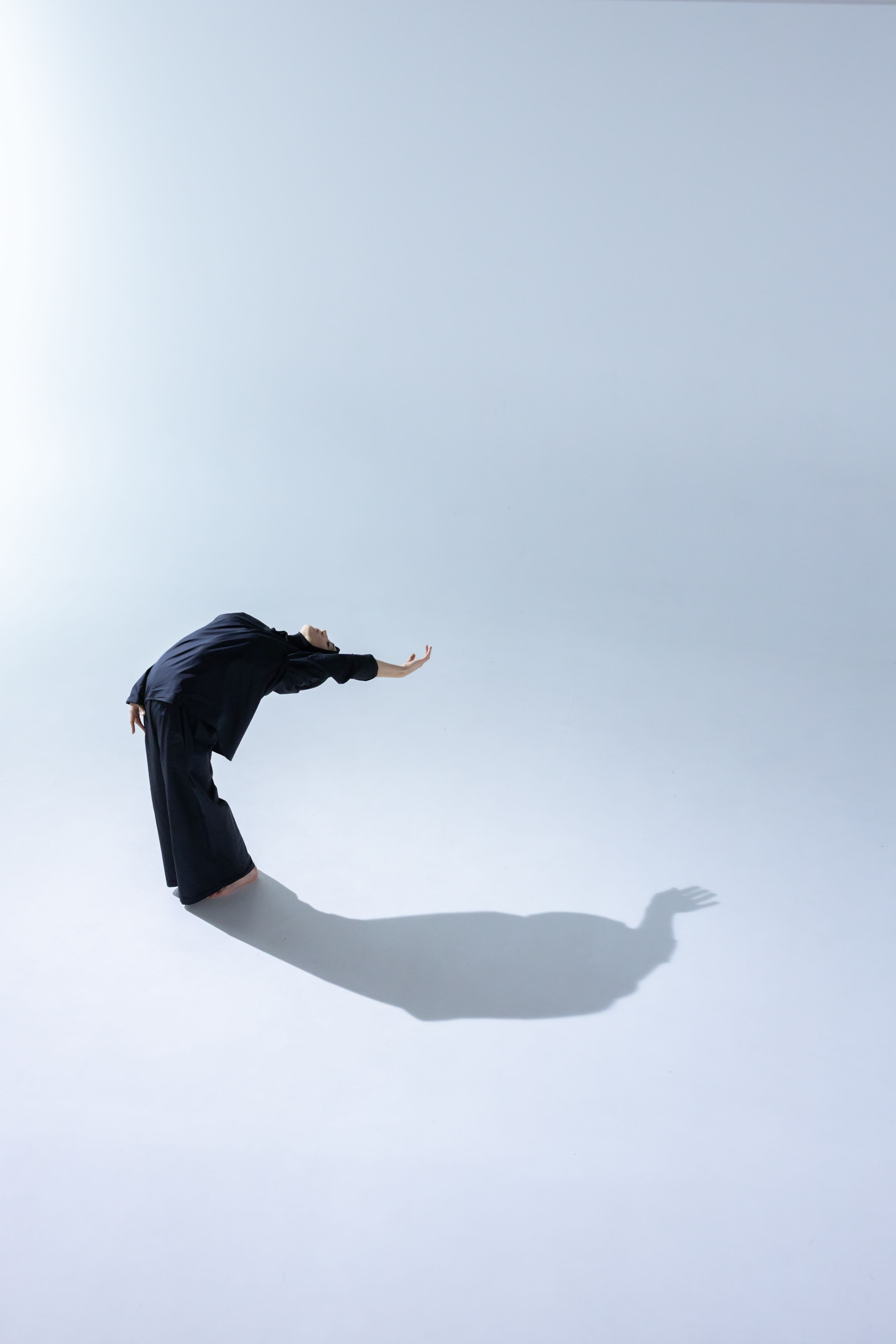 Silhouette en mouvement dans un espace lumineux