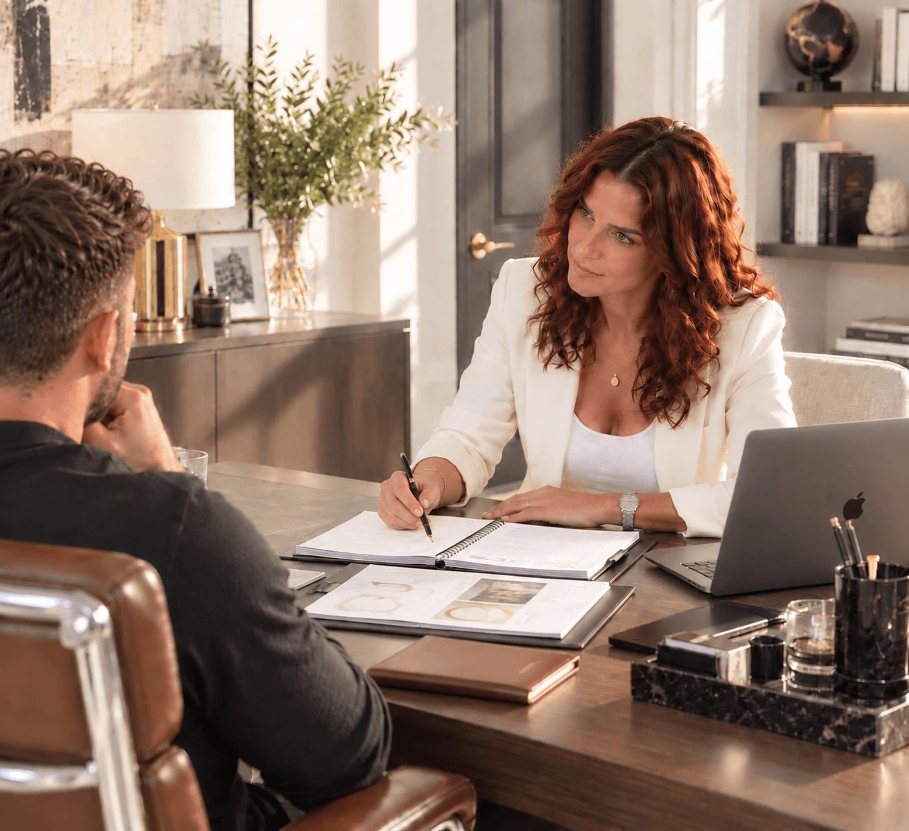 Séance de coaching individuel dans un bureau lumineux