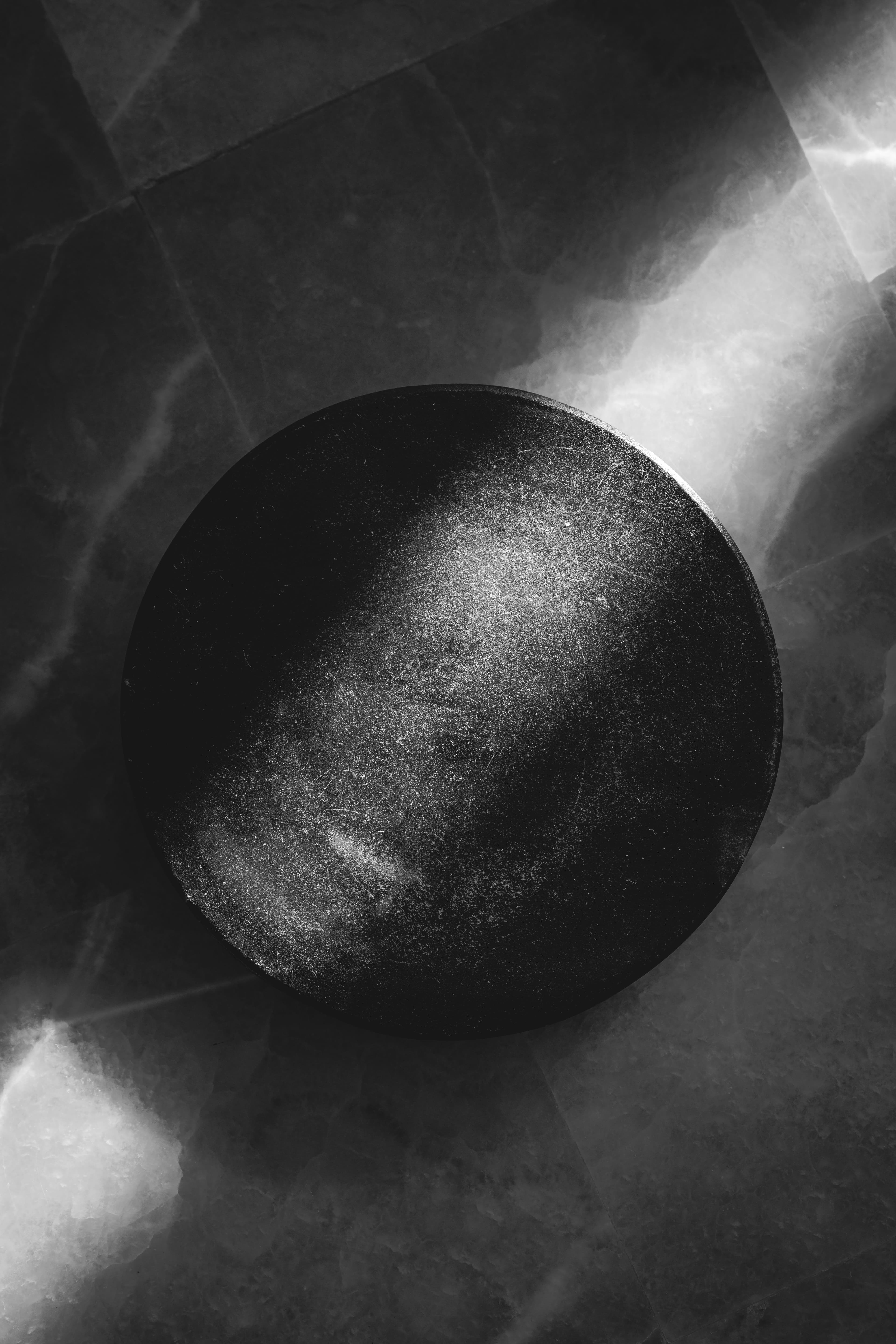 Objet sombre et lumière sur une surface minérale