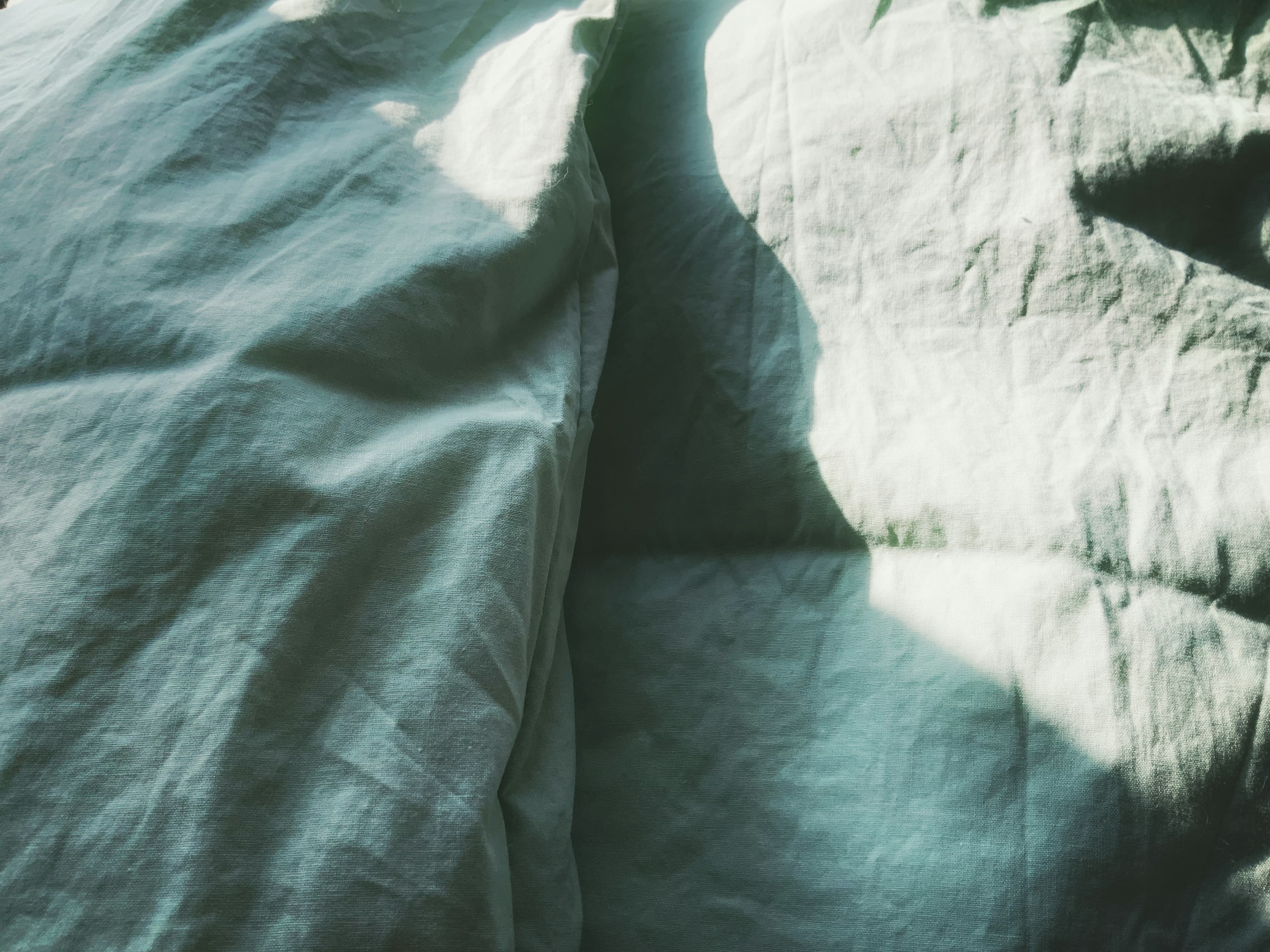 Drap clair traversé par une lumière matinale
